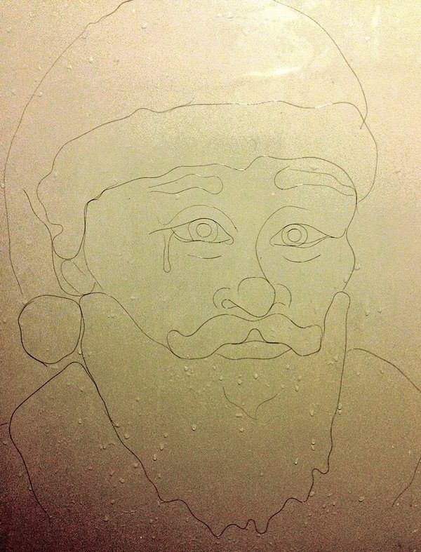 Художница создает рисунки из волос, оставшихся после душа