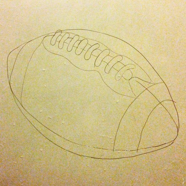 Художница создает рисунки из волос, оставшихся после душа