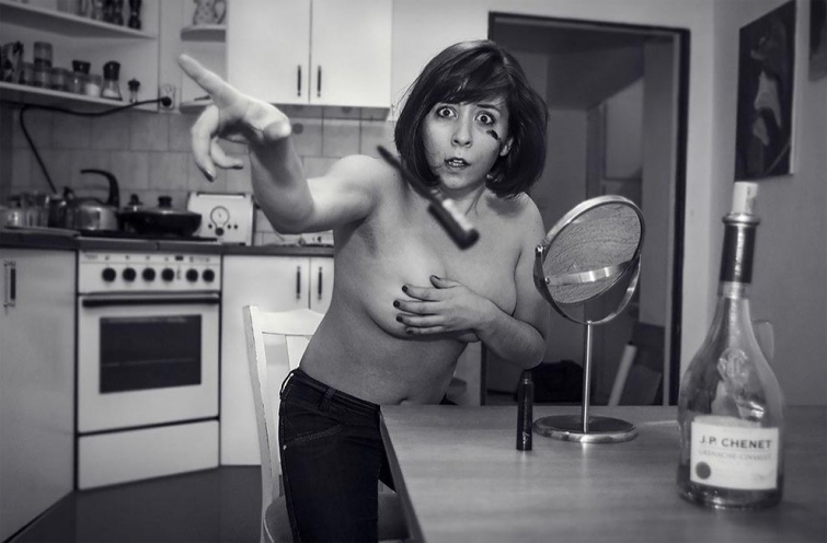 Неожиданный визит — забавные фотографии обнаженных моделей, которых застали врасплох