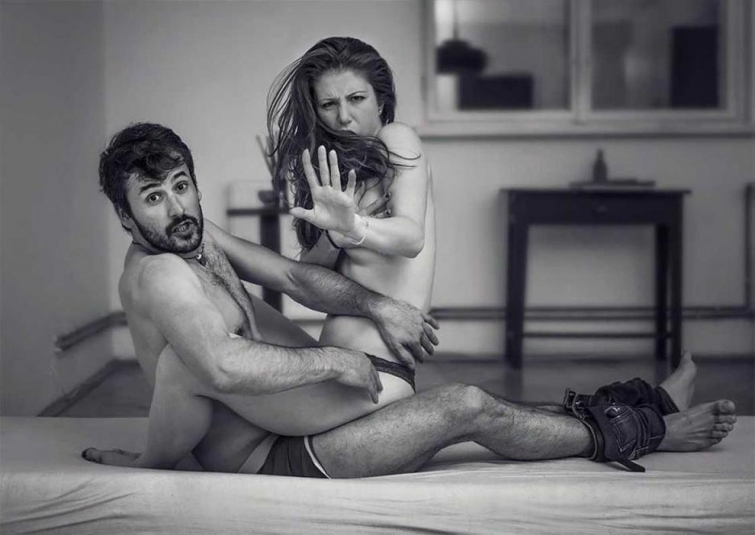 Неожиданный визит — забавные фотографии обнаженных моделей, которых застали врасплох