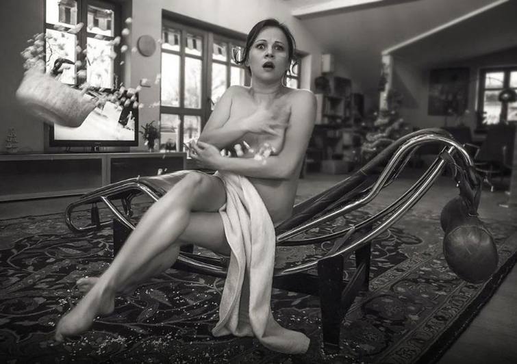 Неожиданный визит — забавные фотографии обнаженных моделей, которых застали врасплох