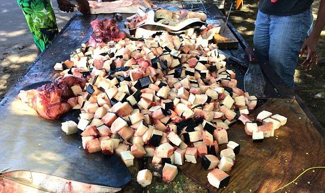 Карибские рыбаки разделали на глазах туристов двух убитых косаток