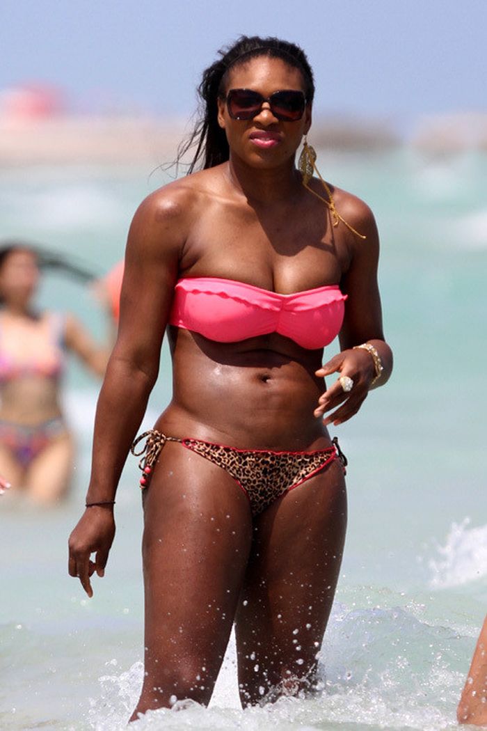 Не беда, если не успеваете похудеть к лету! Посмотрите на эти фигуры знаменитостей на пляже