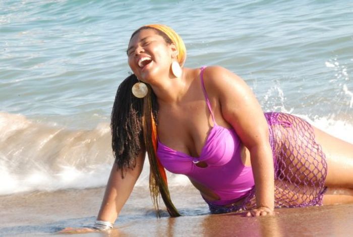 Не беда, если не успеваете похудеть к лету! Посмотрите на эти фигуры знаменитостей на пляже