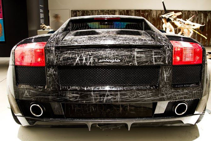 Посетители музея в Дании могут нацарапать на Ламборгини все, что угодно