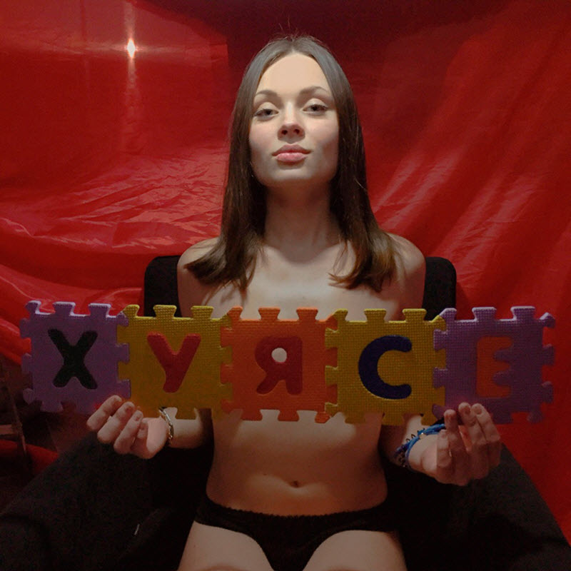 Снимки зрителей на инсталляции Kinder Album