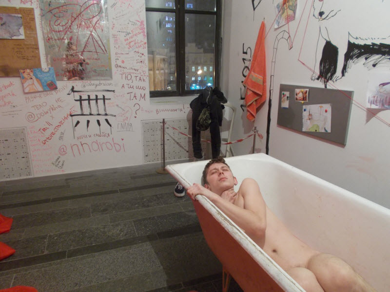 Снимки зрителей на инсталляции Kinder Album