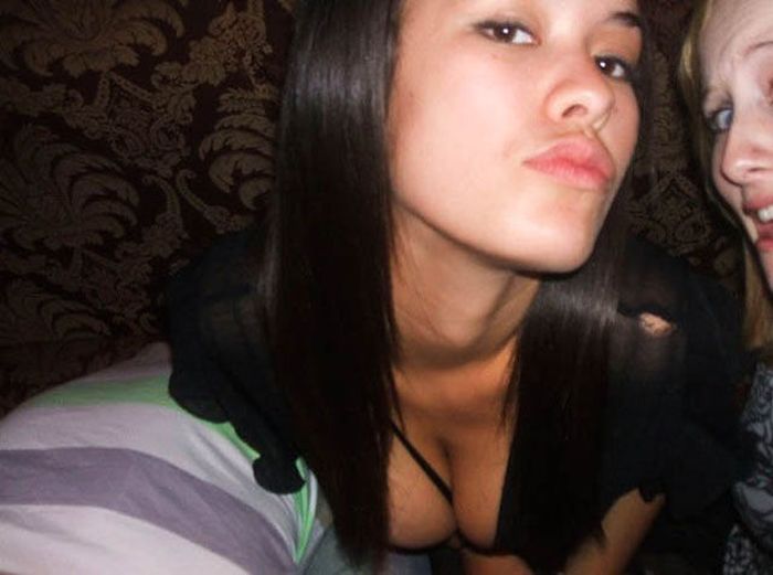 Девушки показывают декольте