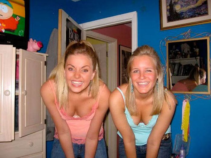 Девушки показывают декольте