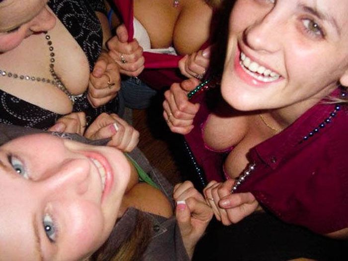 Девушки показывают декольте