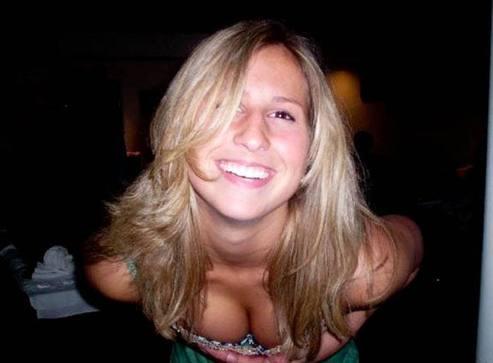 Девушки показывают декольте