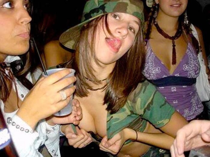 Девушки показывают декольте