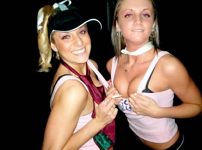 Девушки показывают декольте