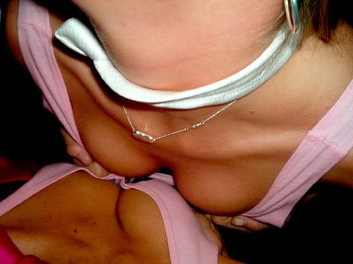 Девушки показывают декольте