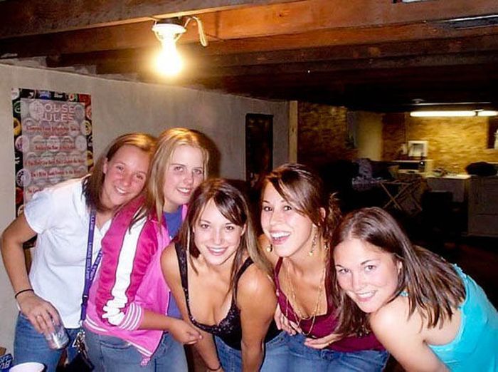 Девушки показывают декольте