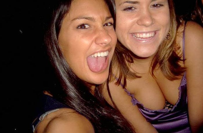 Девушки показывают декольте