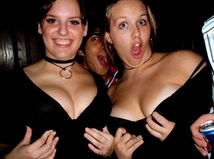 Девушки показывают декольте