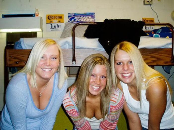 Девушки показывают декольте