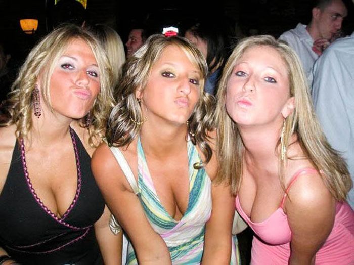 Девушки показывают декольте