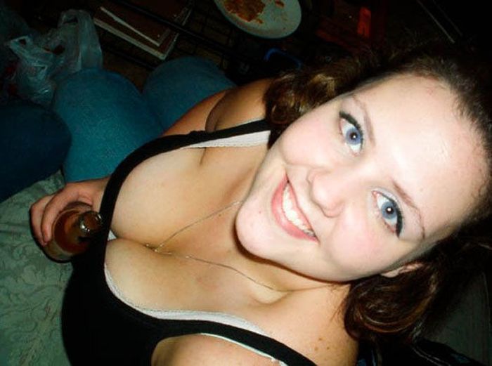 Девушки показывают декольте