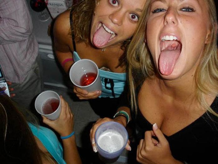 Девушки показывают декольте