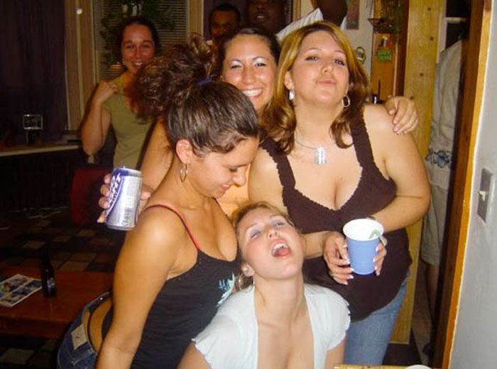 Девушки показывают декольте