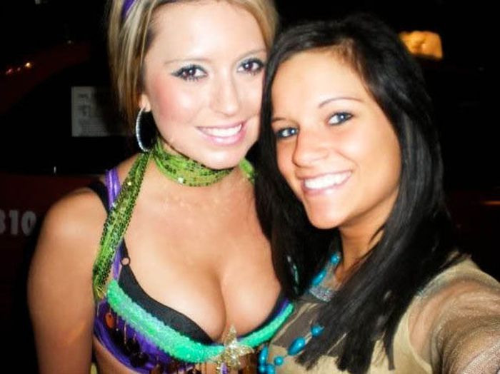 Девушки показывают декольте