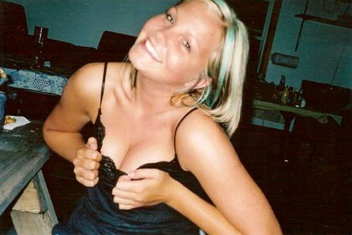 Девушки показывают декольте