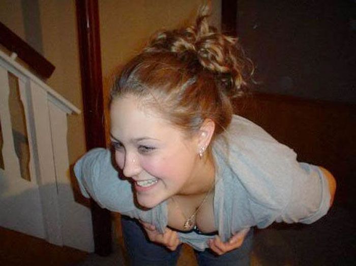 Девушки показывают декольте