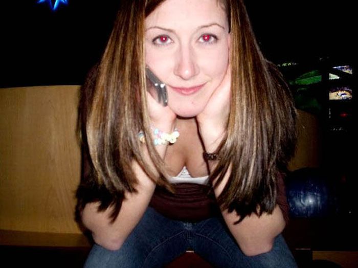 Девушки показывают декольте