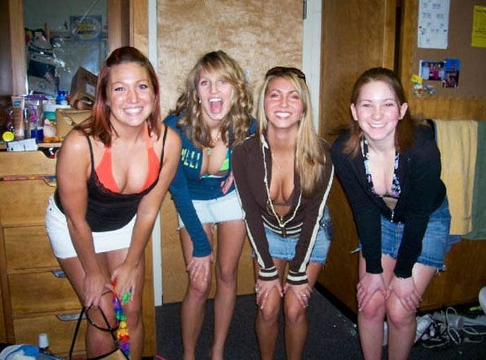 Девушки показывают декольте