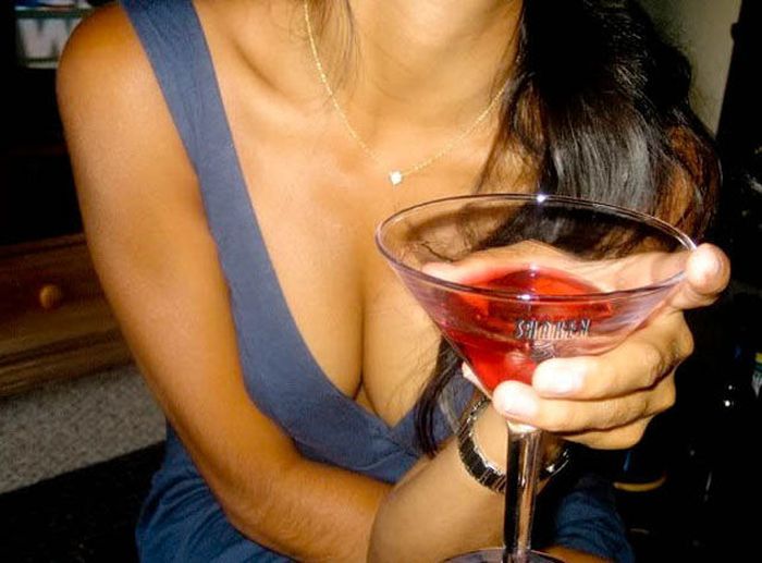 Девушки показывают декольте