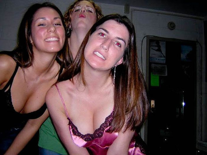 Девушки показывают декольте