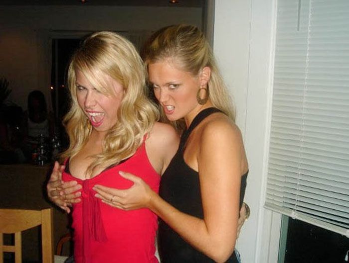 Девушки показывают декольте