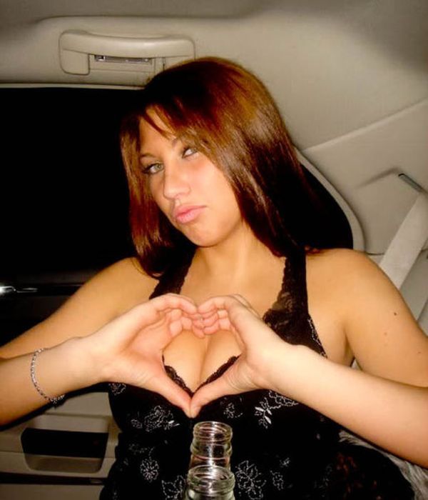 Девушки показывают декольте