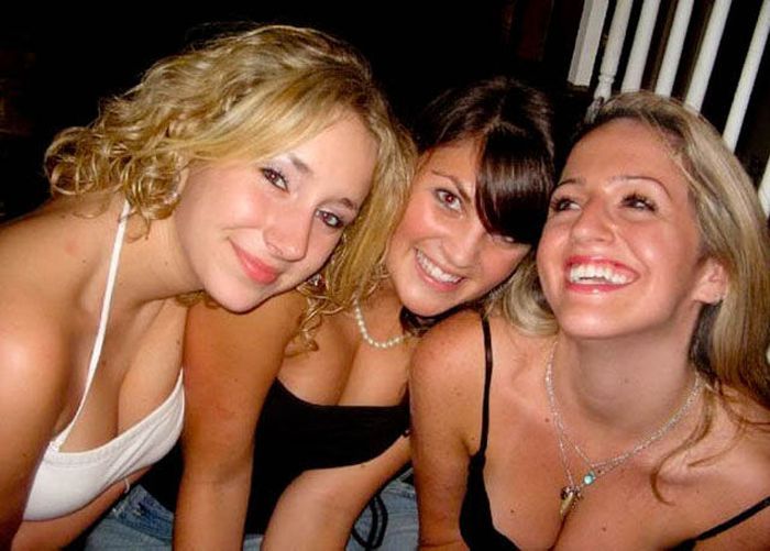 Девушки показывают декольте