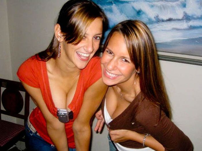 Девушки показывают декольте