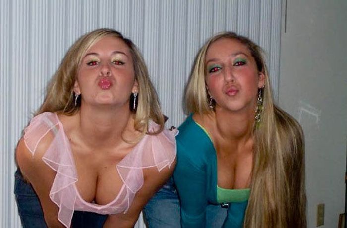 Девушки показывают декольте