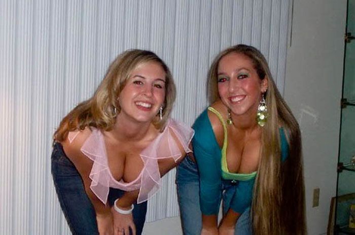 Девушки показывают декольте