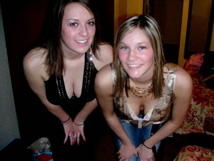 Девушки показывают декольте