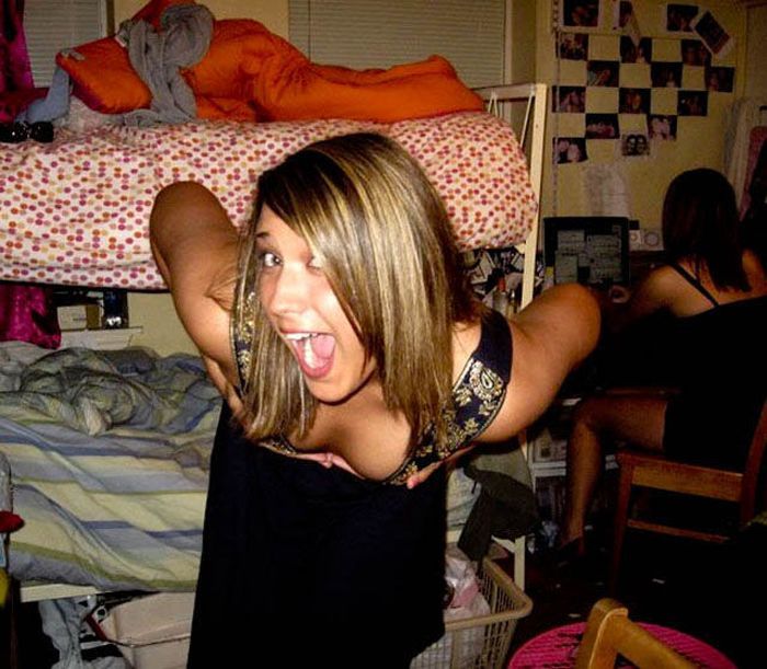 Девушки показывают декольте