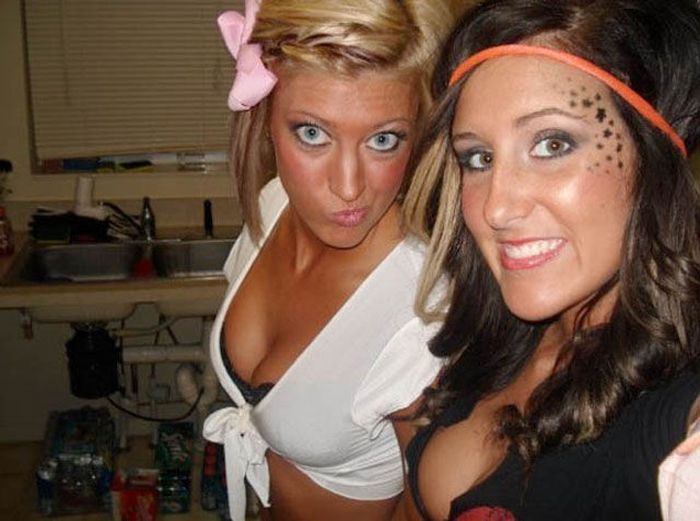 Девушки показывают декольте