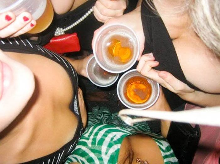 Девушки показывают декольте