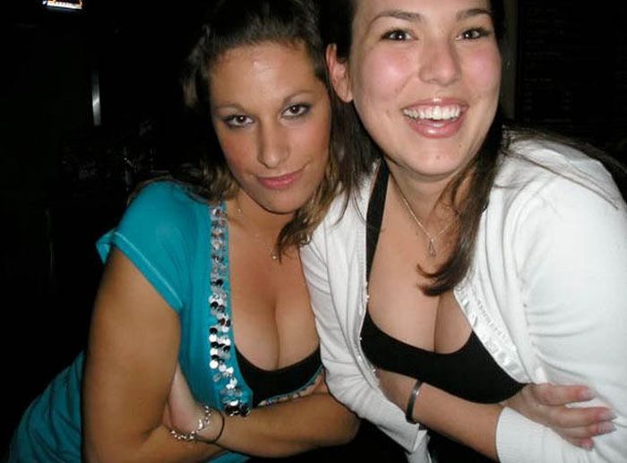 Девушки показывают декольте