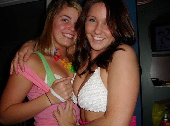 Девушки показывают декольте