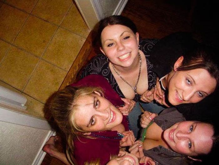 Девушки показывают декольте