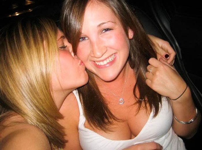 Девушки показывают декольте