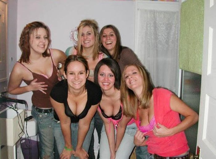 Девушки показывают декольте