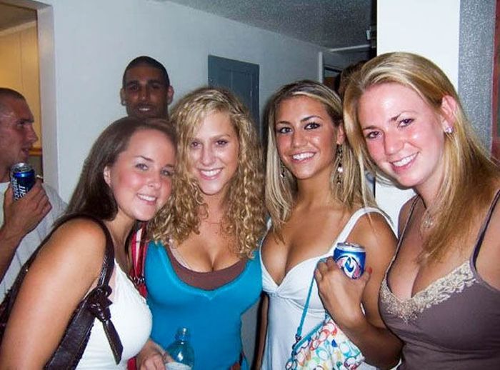 Девушки показывают декольте