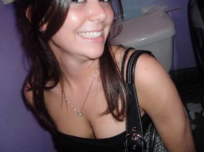 Девушки показывают декольте